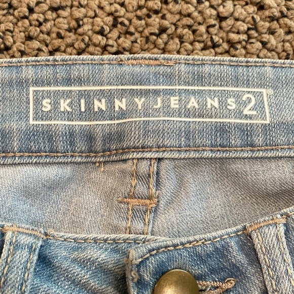Skinny Jeans2 Lightwash Denim Jeans Size 2P Straight Leg in Like New Condition - Picture 7 of 10